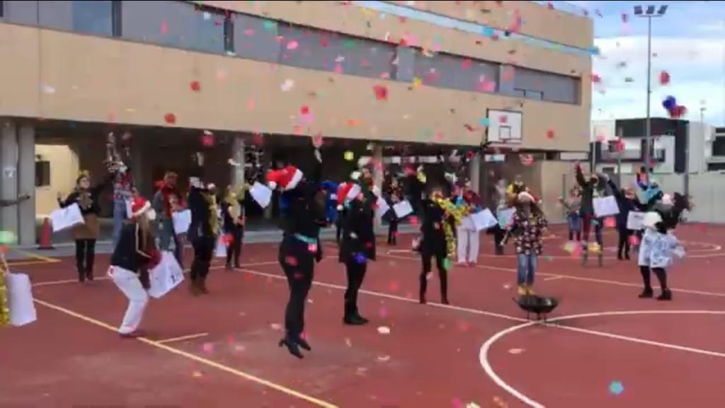 ValledelMiro's tweet photo. Este año nos hemos enfrentado a muchos retos y a momentos de gran incertidumbre. Deseamos que el 2021 nos traiga ilusión y fuerza para ayudar a nuestros estudiantes a conquistar el futuro.   

Felices fiestas y próspero año nuevo 

Sigue el enlace:
https://t.co/DguyqAV4Tf https://t.co/Xx4NmMo88c