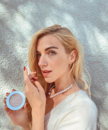 RevlonSA's tweet photo. Can you ever?! 😍 @AnjaWintour looking flawless in the #RevlonNewComplexion™ #OneStepMakeUp makeup that speaks for itself. Get your shade!
#RevlonNewComplexion #OneStepMakeUp #CreamToPowder https://t.co/dzIHUwvuoj