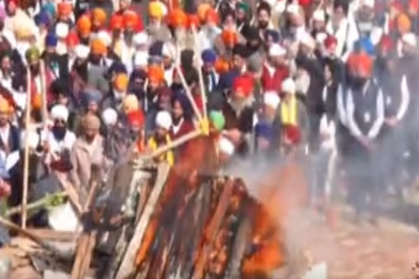 JagbaniOnline's tweet photo. ਪੰਜ ਤੱਤਾਂ 'ਚ ਵਿਲੀਨ ਹੋਏ ਸੰਤ ਰਾਮ ਸਿੰਘ ਜੀ,ਹਜ਼ਾਰਾਂ ਨਮ ਅੱਖਾਂ ਨੇ ਦਿੱਤੀ ਅੰਤਿਮ ਵਿਦਾਈ
https://t.co/JNUk0IglJi
#SantBaba #RamSingh #Funeral #FarmersProtest https://t.co/itMVSz73jQ