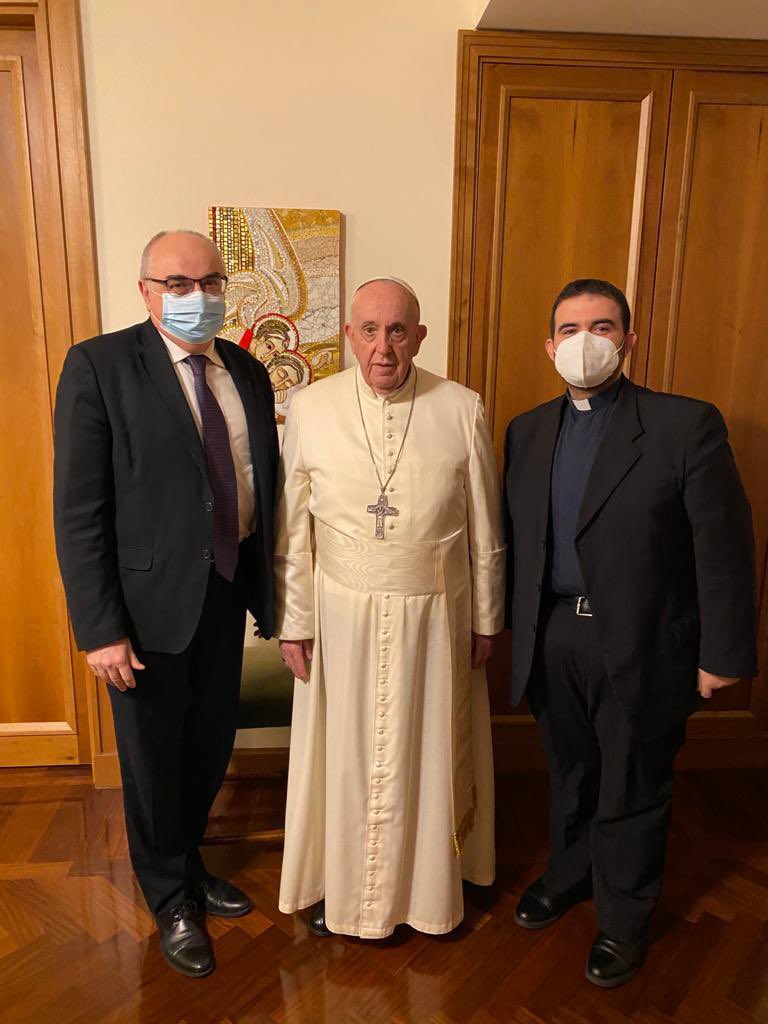Confcooperativ1's tweet photo. Gli auguri di Confcooperative a Papa Francesco. Nel giorno del suo compleanno il presidente Gardini e Don Mario Diana in visita dal pontefice  @ItaCooperativa @fabioladiloreto @Marco_Ventu @GaeMancini  @FiaschiClaudia @confcoopgiovani @FedSolidarieta @SanitaCCI @ConfcoopCultura https://t.co/yZtRfpbzPI