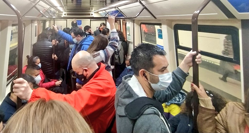 ObreraMetro's tweet photo. Exponien a trabajadorxs y usuarixs en trenes, andenes y vestíbulos con #aglomeraciones por FALTA ESCANDALOSA de PLANTILLA
Hoy deberían prestar servicio en su jornada laboral 1016 Maquinistas pero sólo habrá 847
#SinPlantilla #Covid_19 #ConPropaganda
Trifachito (PP Cs Vox) fuera! https://t.co/8uIcyGfNwf