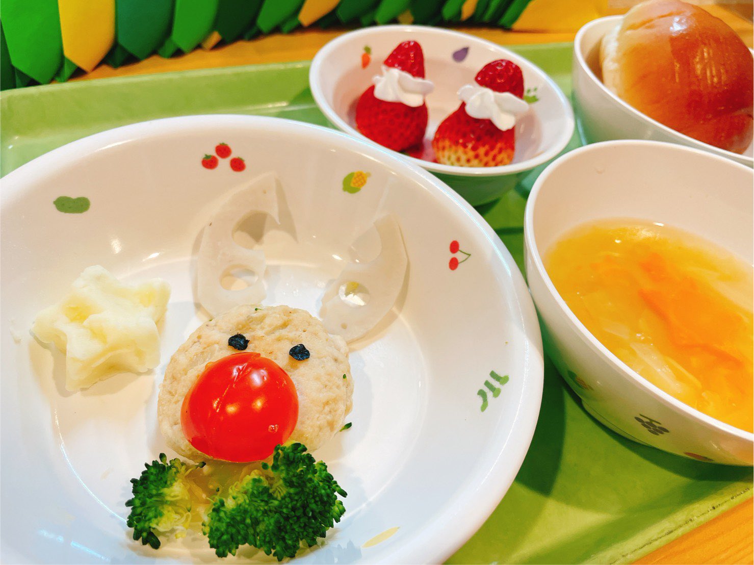 ふじさんbu Bu保育園 超公式 食育 英会話にも力を入れてまぁぁぁす 本日のbu Bu給食 クリスマスメニュー 普通食 パン 野菜スープ トナカイバーグ マッシュポテト いちごサンタ 離乳食 初期 パン粥 野菜スープ 人参 じゃがいも