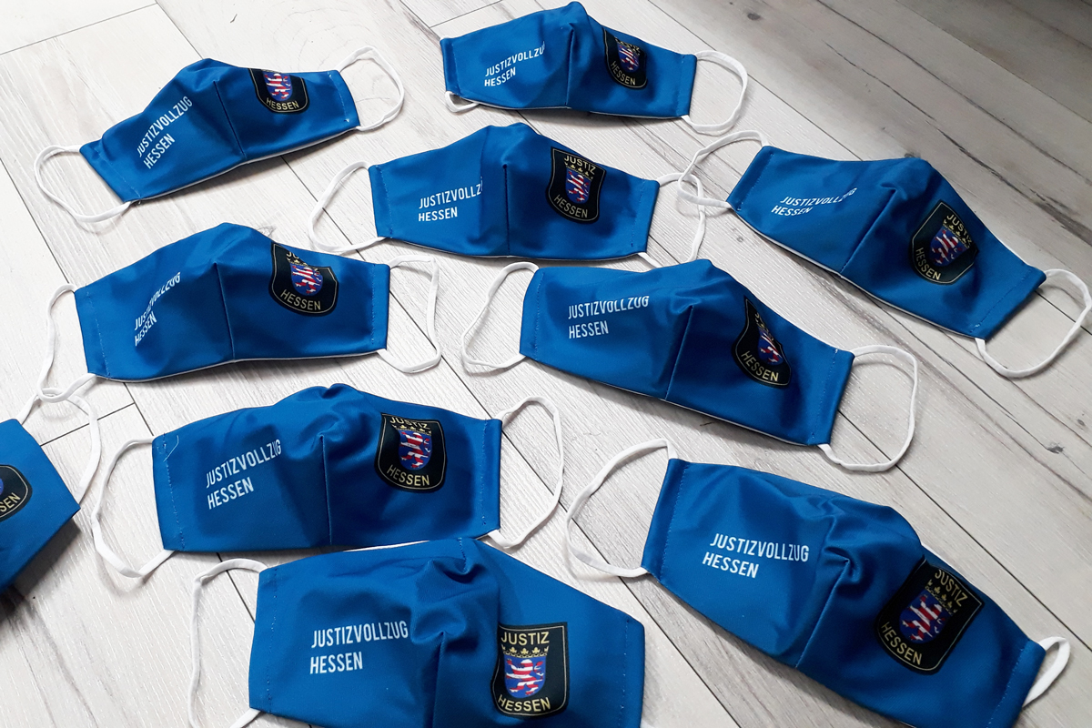 Nachdem wir den kompletten Messestand der JVA Hessen realisiert haben, folgen nun die passen Mund- und Nasenmasken. 
#wirhaltenzusammen #corona #maskenpflicht #maskenpflichtdeutschland #wetzlar #wetzlaraltstadt #wetzlartipps #mundnasenbedeckung #werbung #logodesigns