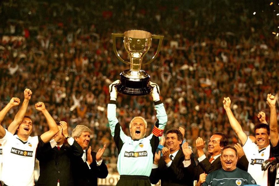 ciberchenet's tweet photo. Hoy cumple 51 años Santi Cañizares, un portero de leyenda. Jugó 444 partidos con el VCF en los que encajó tan sólo 391 goles (0.88, el mejor ratio de la historia del club). Logró 3 trofeos Zamora, 2 Ligas, 2 Copas, 1 UEFA, 2 Supercopas y 1 Intertoto. ¡Felicidades @santicanizares! https://t.co/23KaKJdYcL