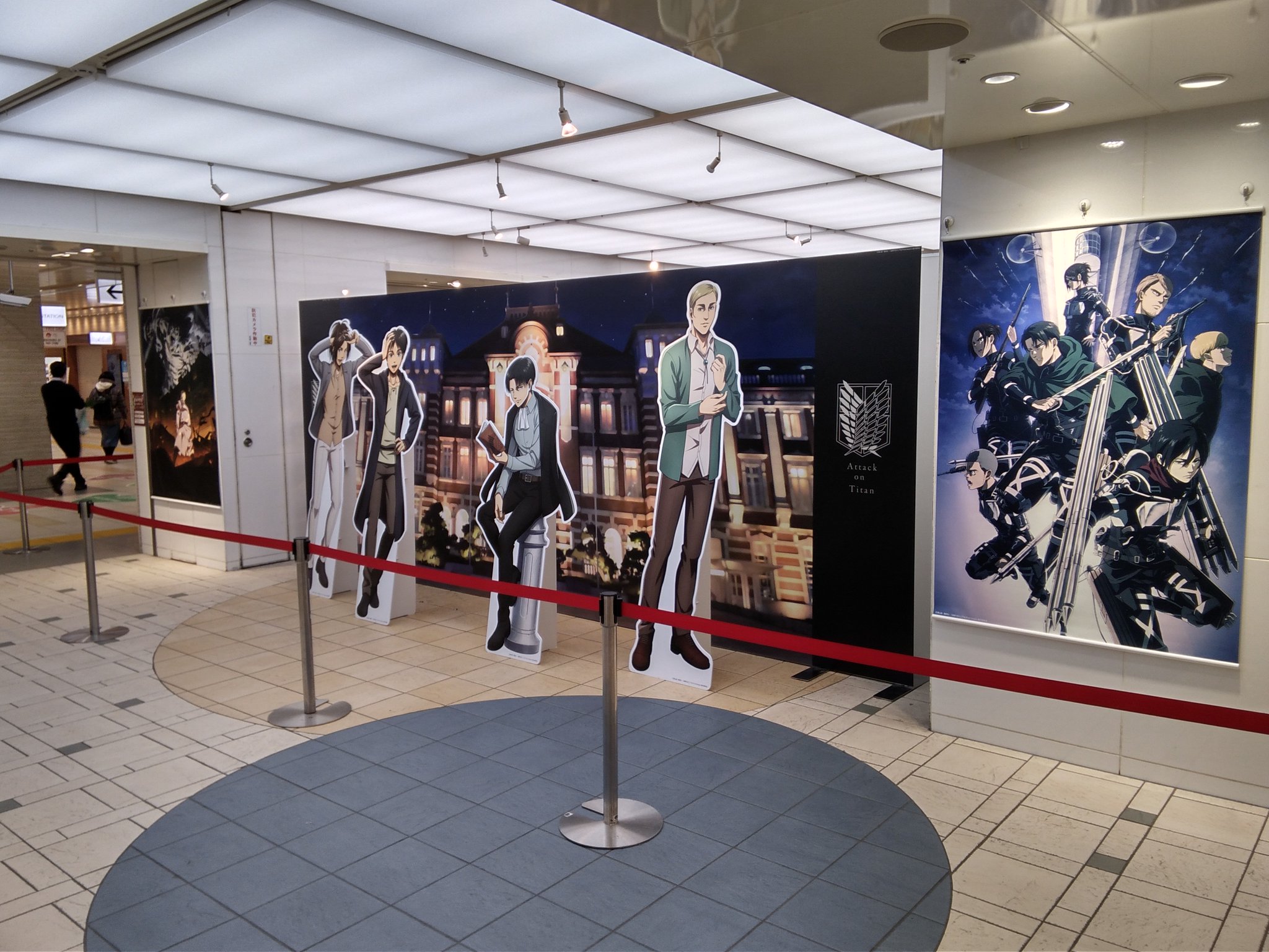 東京キャラクターストリート 進撃の巨人 東京駅ポップアップストア が 12 18から12 24まで開催 本イベント用に 待ち合わせ リヴァイの誕生日 をコンセプトに描き下ろしたイラストを用いた沢山のグッズが登場 皆様のご来店を 東京キャラクターストリート 進撃の巨人 東京駅ポップアップストア が 12 18から12 24まで開催 本イベント用に 待ち合わせ リヴァイの誕生日 をコンセプトに描き下ろしたイラストを用いた沢山のグッズが登場 皆様のご来店を