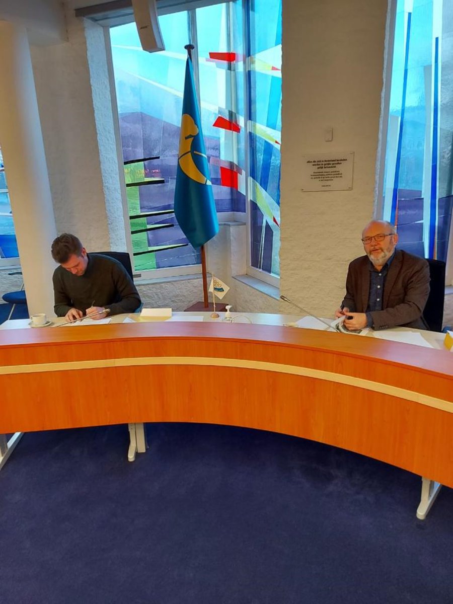 Wubbenchan's tweet photo. Overeenkomst met de Gemeente Uithoorn is ondertekend!

1ste kwartaal '21 starten we met de eerste 8 Cube House woningen in De Kwakel. 
Cube House is een innovatieve oplossing voor betaalbaar wonen voor de starter op de woningmarkt.  

#cubehouse #ontwerp #wubbenchan #architecten https://t.co/jnxPAFD4e2