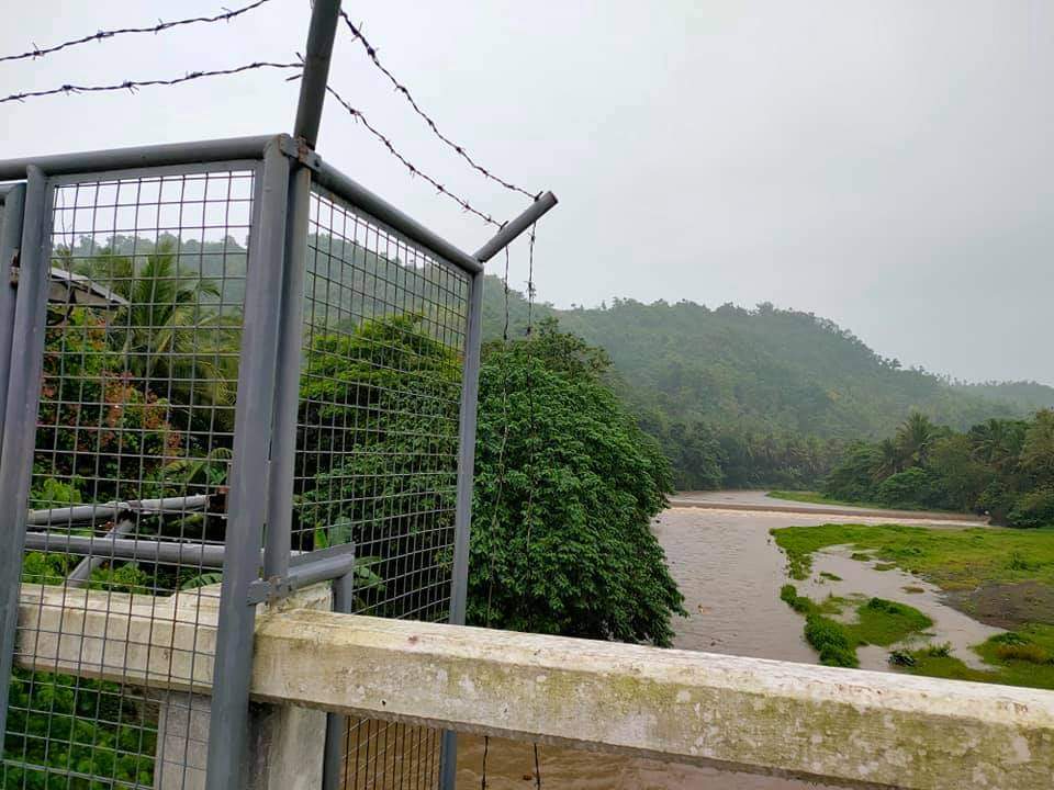 cebudailynews's tweet photo. LOOK: Water levels in rivers in Agusan del Norte has risen. Photos released by the Philippine Information Agency there shows the rushing and rising water threatening to flood nearby areas due to Tropical Depression Vicky. | Via @dletigioCDN #CDNDigital #VickyPH https://t.co/unonB3X6oK