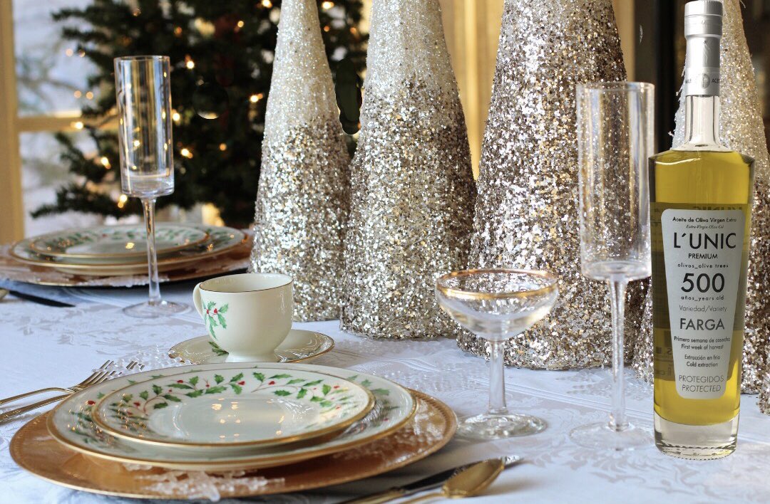 Estas Navidades no puede faltar en tu mesa L’UNIC 500 años, un toque auténtico y diferente para tus platos más especiales del año✨
Haz que tus platos cuenten una historia, hazlos únicos y exclusivos siempre con #oleomile
#olivosmilenarios #luxury #specialgift #uniquegift