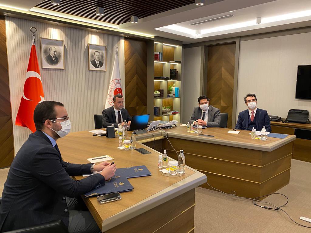 ilbanktr's tweet photo. Genel Müdürümüz Yusuf Büyük, Türkiye Cumhuriyeti Merkez Bank. Bşk. Naci Ağbal ve Banka Gn. Md.leri ile ekonomideki ve bankacılık sektöründeki son gelişmelerle ilgili görüş alışverişinde bulunmak üzere Türkiye Bankalar Birliği tarafından düzenlenen video konferansa katıldılar. https://t.co/jgUjmuiDmO