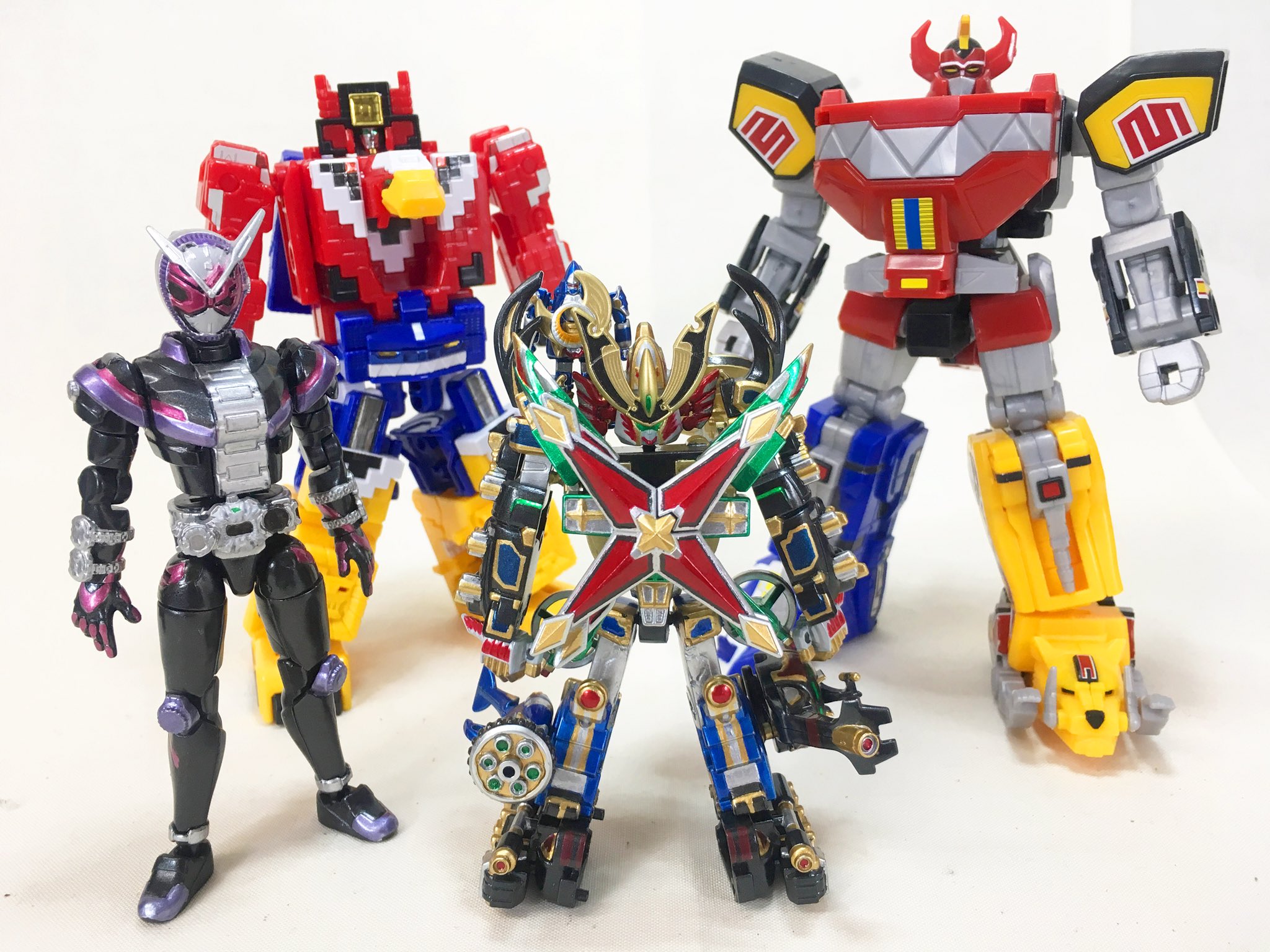 Battchi Twitterren 大きさ比較 この三体の全合体ロボが なんと 装動ジオウより小さいんですっ ミニプラ 1号ロボの半分程度しか無いんですよ ﾟ ﾟ ﾁｮ ｻｲｺ 最近のガシャポン版可動変形戦隊ロボと同じくらいデスよ ホント 森永の技術力はどうなってんだよ