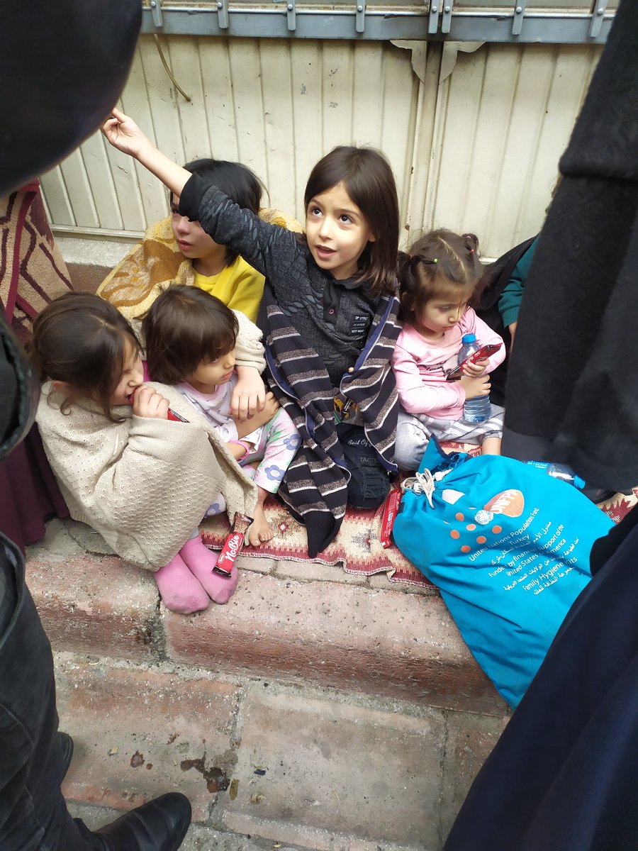 Az önce evleri alev alev yanan, Suriyeli bir ailenin birbirinden tatlı 6 kız çocuğu.. 
Yer: Konya. 
Yangına müdahele edip, söndürüldü. 
Ufak bir çikolata ile, yaşadıkları acı hafif bir tebessüme dönüştürüldü..? 

Peki ya sonra?  Ne olacak?