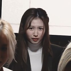 pinkot9's tweet photo. Look at Sana's face. She's scared for real lskdmfklsdmfsl https://t.co/Urn2LEByUO