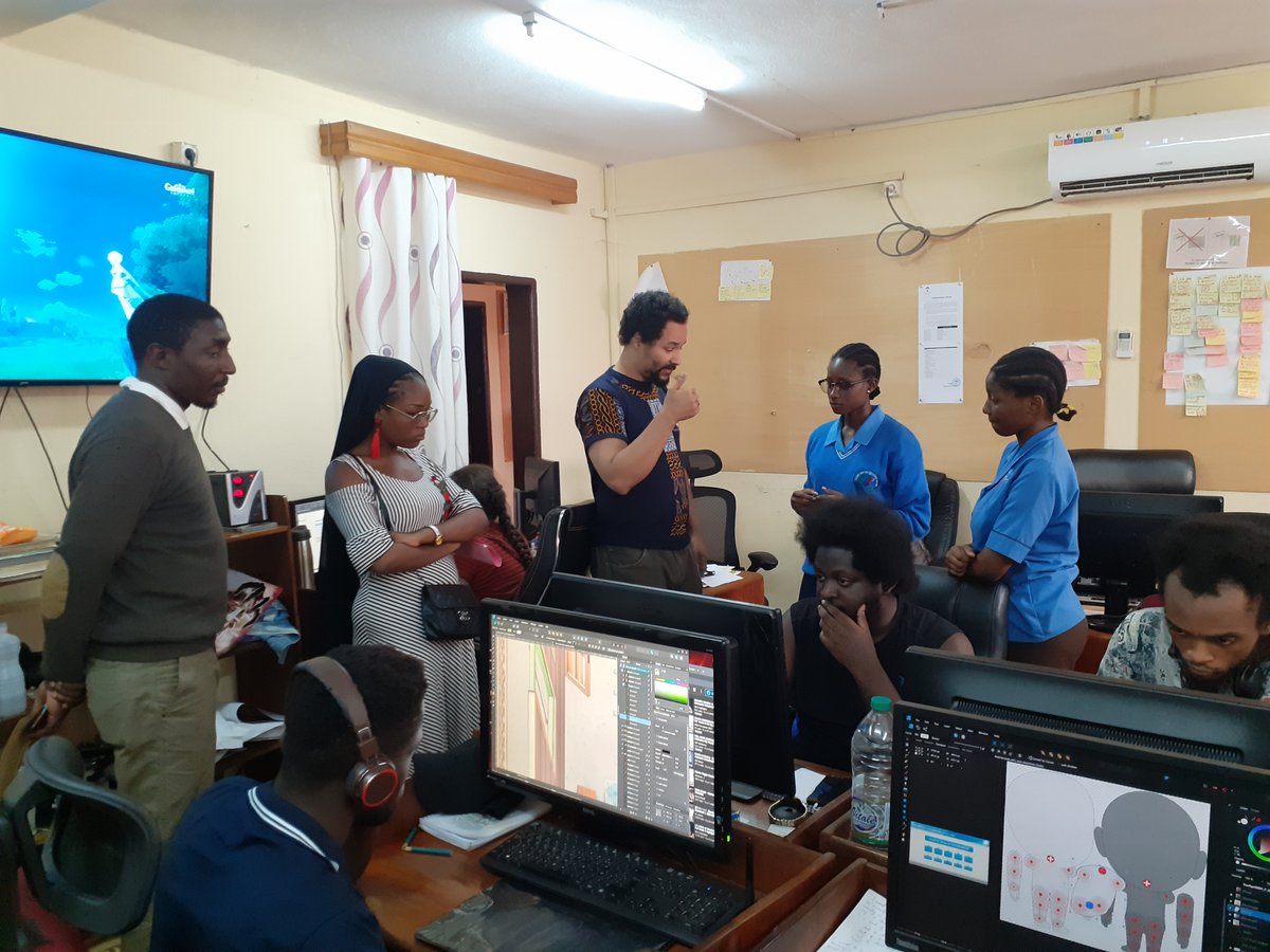 KIROOGames's tweet photo. Nous avons reçu en semaine les gagnantes du Concours d'écriture Le Petit Ecrivain

ça fait plaisir de constater à chaque fois à quel point la jeunesse camerounaise est pleine de potentiel 🥰 🥰 🥰

Elles sont pas mignonnes avec leurs posters d'Ewineh ?!!🤩🤩

RT Appréciés https://t.co/P9LrCFy3dB