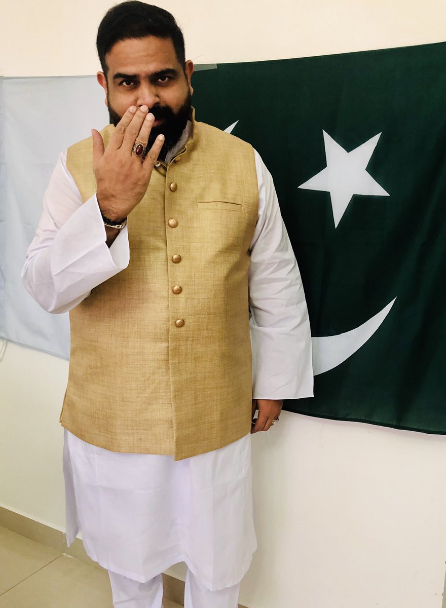straightfromdk's tweet photo. اپنی پہچان پر وہ شرماتے ہیں جن کی وہ پہچان ہی نہیں ہوتی۰اپنی تاریخ کو، بزرگوں کی قربانیوں کو,اپنے حقوق کو اور اپنی منزل کو جان کے جیو۰ہر دن ھمارا ہے مگر احتیات کے ساتھ کلچرل ڈے منانے میں کوئ ہرج نہیں۰لفظ مہاجر ھماری شناخت ہے پاکستان میں میرا غرور ہے.جئے مہاجر پاکستان زندہ باد! https://t.co/RcuBNN79Zm