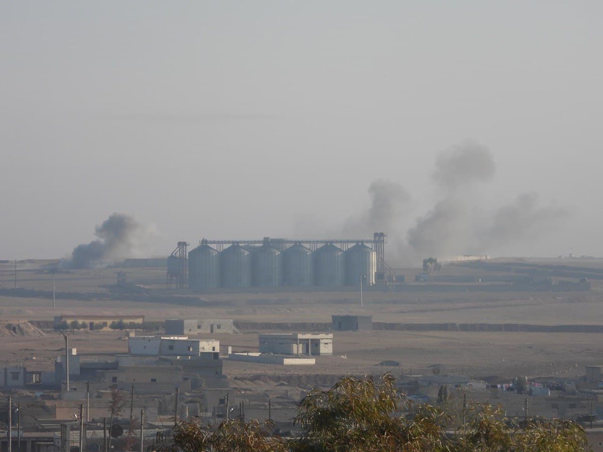 BoscInternacio1's tweet photo. Ayn Issa, la capital administrativa del Nord i l'Est de Síria, porta tota la nit sota intensos atacs.

Les #SDF s'estan enfrontant ara a l'est d'Ayn Issa amb les forces turques. https://t.co/OBswTd6haa
