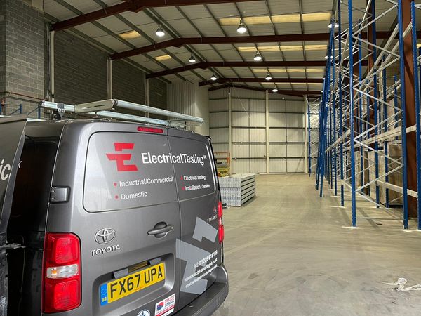 Electrixboston's tweet photo. 💡𝗘𝗺𝗲𝗿𝗴𝗲𝗻𝗰𝘆 𝗟𝗶𝗴𝗵𝘁𝗶𝗻𝗴
Here's a warehouse emergency lighting installation we recently did near Leeds. 
Can you spot the difference with the normal lights vs the emergency backup? https://t.co/zkJVRAGVbR
