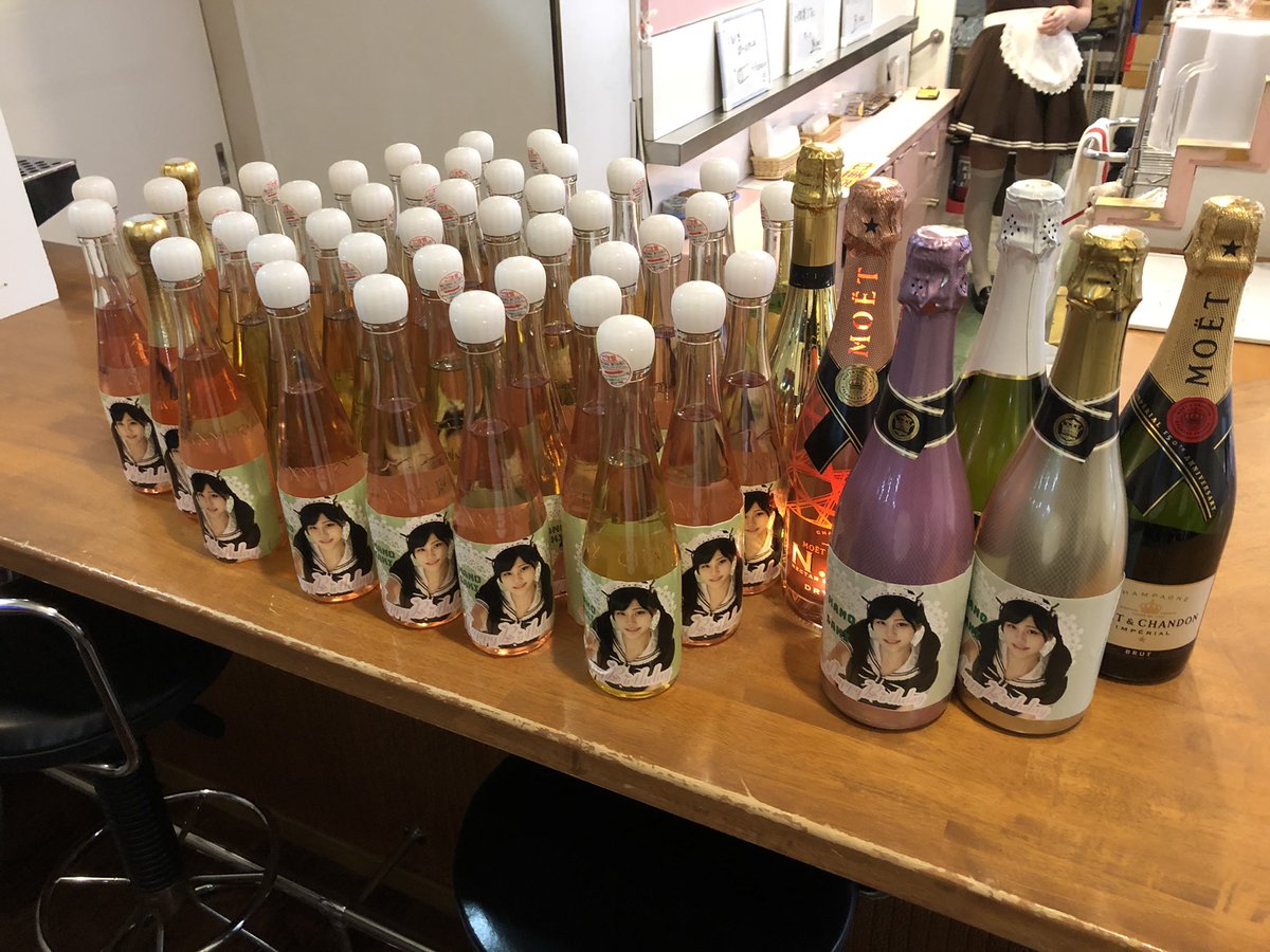 saki_2013's tweet photo. Moyellの冷蔵庫、
私の顔で埋め尽くされてる🥺🍾💕 https://t.co/5Ucmxtwna4