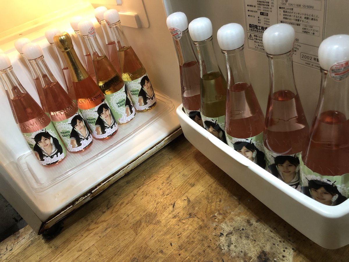 saki_2013's tweet photo. Moyellの冷蔵庫、
私の顔で埋め尽くされてる🥺🍾💕 https://t.co/5Ucmxtwna4