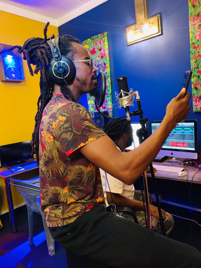 TruthFireStudi1's tweet photo. Israel in the house! Amazing stuff coming your way soon courtesy of @ZakaiQuick 
#music #zakaiquick #solmusic https://t.co/b93KI9IQ0L