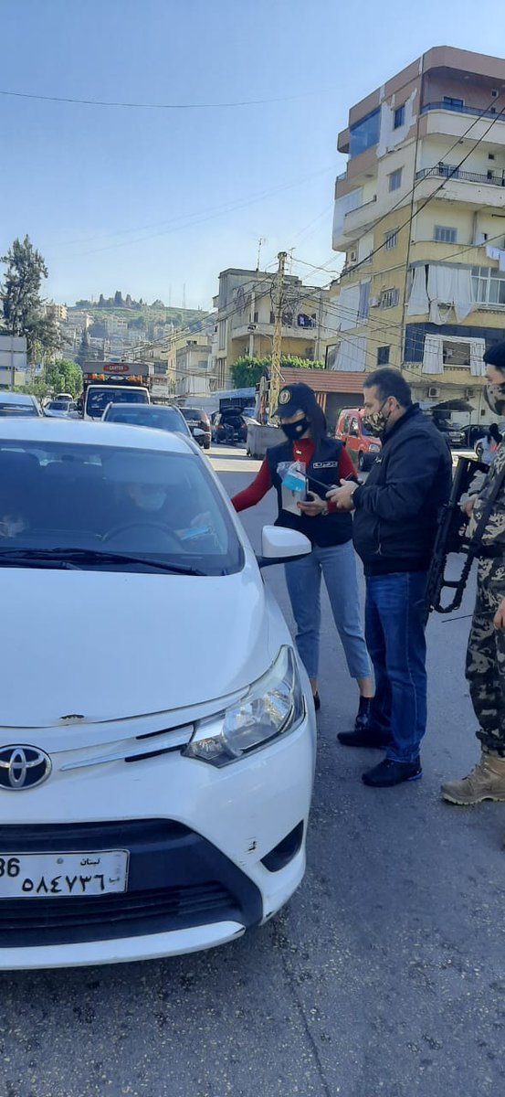 statesecuritylb's tweet photo. توزيع كمامات على المواطنين في منطقة الجنوب وحثهم على ضرورة استعمالها والالتزام بالتباعد الاجتماعي للحد من انتشار جائحة كورونا. https://t.co/mi18fbmu6i