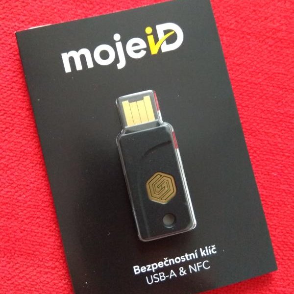 milankase's tweet photo. S bezpečnostním klíčem od 
@mojeID
 je přihlášení k @gov_cz snadné jako hračka. #overenomojeid https://t.co/56JyV7njv6 https://t.co/R0GtEiCwFz
