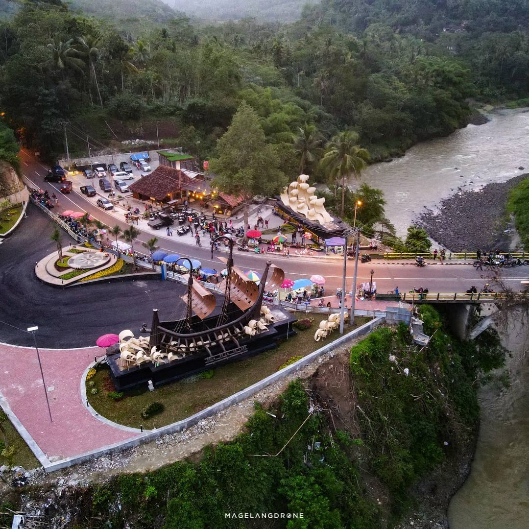 kota_jogja's tweet image. Hai.. hai... Sedulur Kota Jogja...
Besok dah Weekend lagi nih...
Ada yang belum punya agenda ke mana?
Gowes sampe sini seru kayaknya...😍😍🚵‍♀️🚵🚴‍♀️🚴🚴‍♂️

📷 @magelang.drone

📍 Gerbang Samudra Raksa, Kalibawang, Kulon Progo

#kotajogja #kotajogjacom 
#visitkulonprogo #kulonprogo
