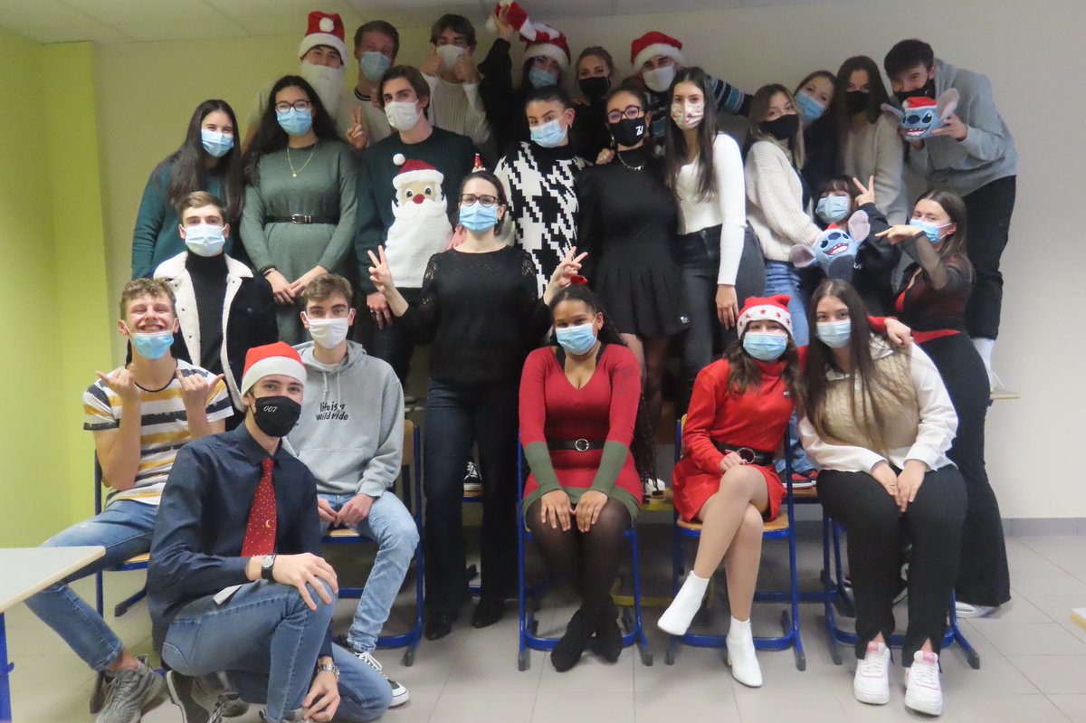 souffle_un's tweet photo. Luna et toute sa classe, vous souhaite de très belle fêtes de fin d’années ...🤍 Un très grand merci pour votre soutien ! #Christmas https://t.co/Eay87DtTQ1