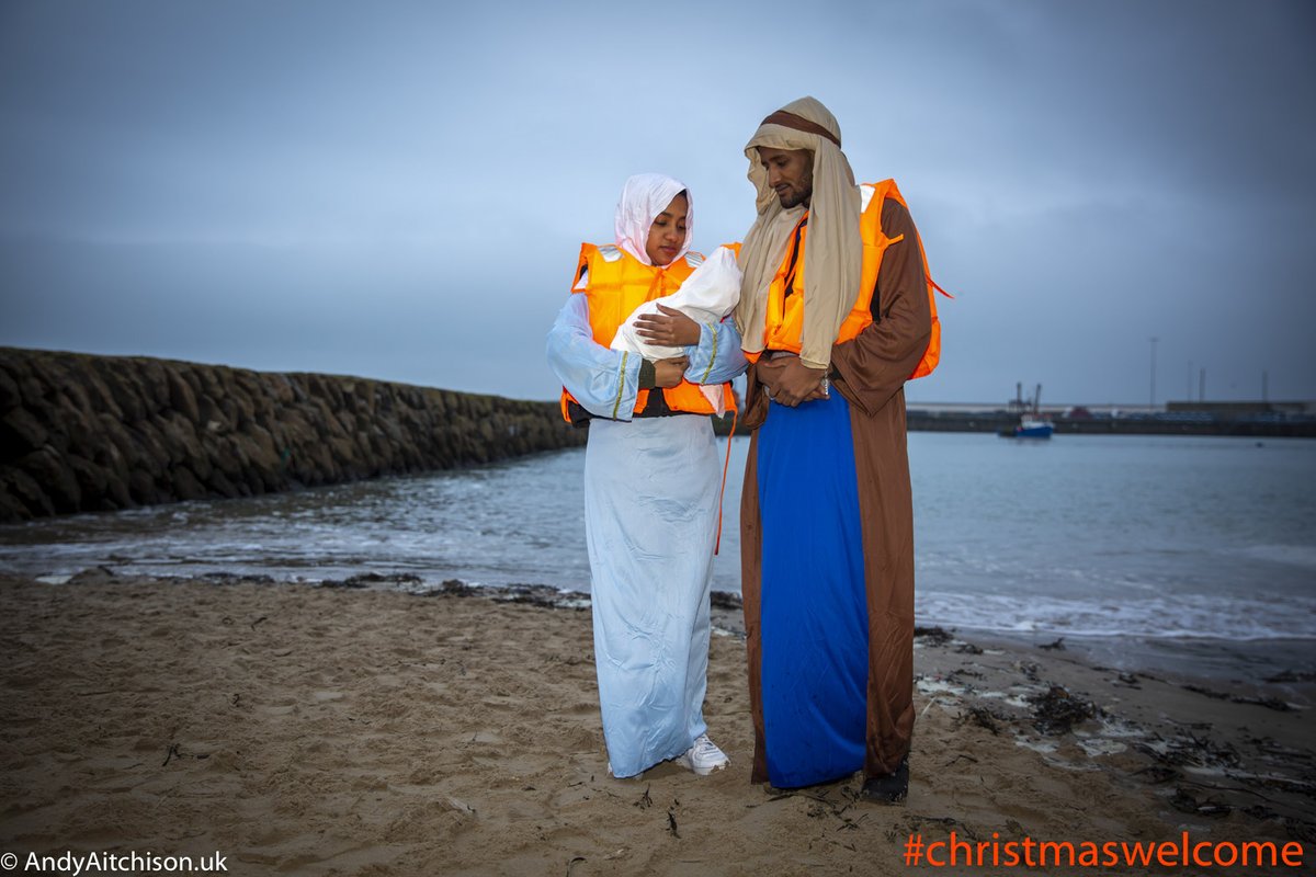 For #InternationalMigrantsDay, our local community in Folkestone staged a refugee nativity on a beach as a reminder that anyone can be a refugee. We agree with 
@_KRAN_  that all those in need of safety & sanctuary deserve a #ChristmasWelcome