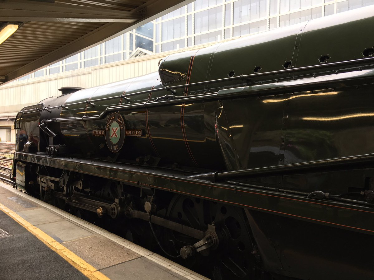 SimonZev's tweet photo. Some bonus shots of 35018 pre-departure. BR rebuilt many Bulleid Pacifics including all of the Merchant Navys, particularly to remove the streamlining &amp; chain link drive gear to increase reliability &amp; reduce maintenance. In either form, splendid locos! #Bulleid #Steam #SpamCan https://t.co/GXrRiy6NgO