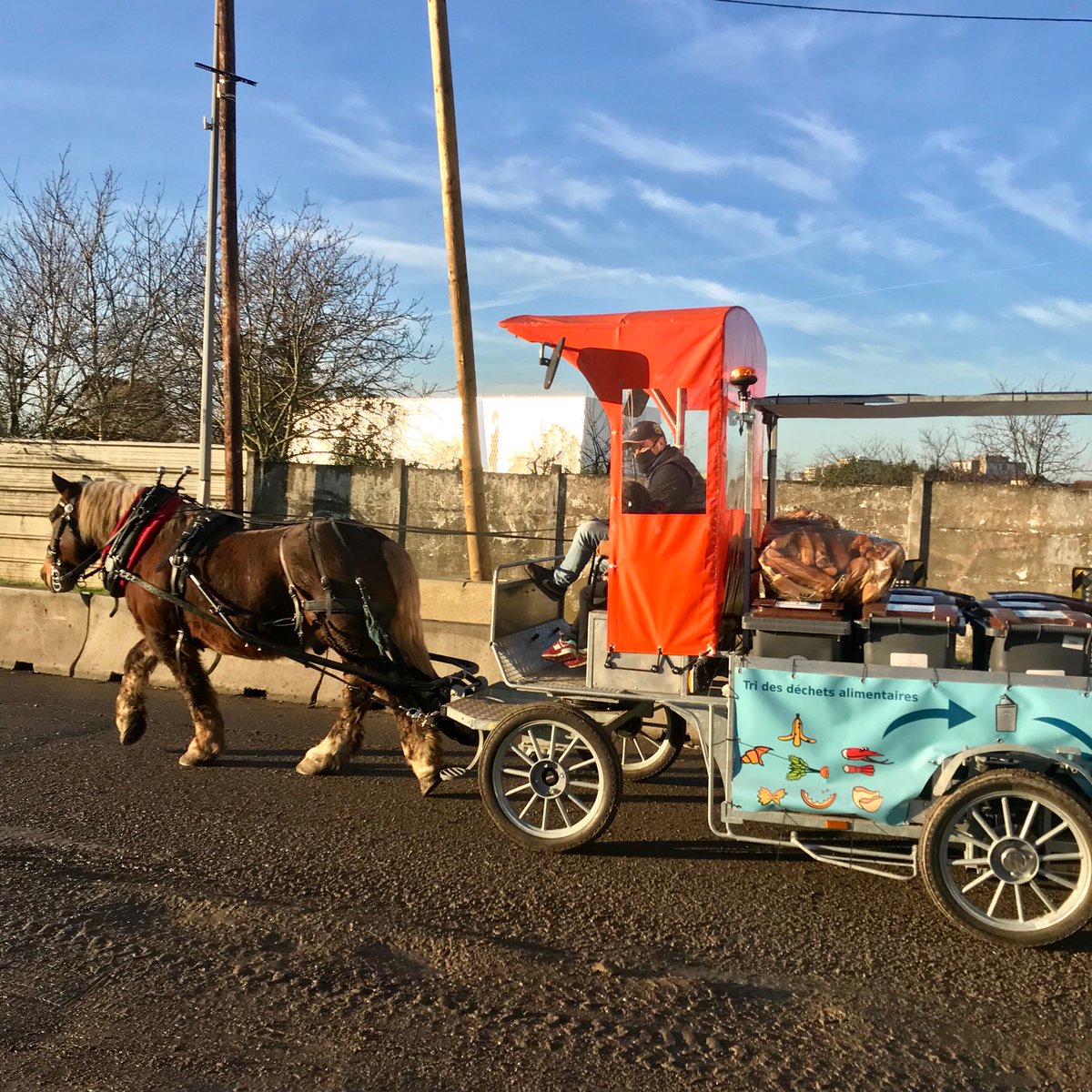 Ce matin <a href="/EYParis/">Enlarge your Paris</a>  a suivi la collecte des déchets alimentaires organisé en calèche par Les Alchimistes à Stains, une belle histoire qui va de l’assiette au compost en circuit court...
A lire bientôt sur Enlarge.
#grandparis #anthropocene