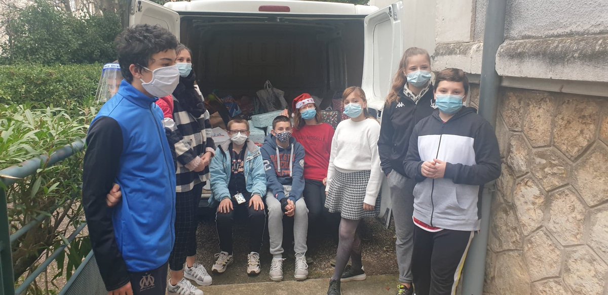 Les élèves du dispositif ULIS et l'Epicerie du coeur remercient les familles du Collège Ferrié pour leurs dons. Une trentaine de cadeaux et de nombreux jouets vont être offerts aux personnes démunies. Grâce à cette générosité, elles vont pouvoir fêter noël !