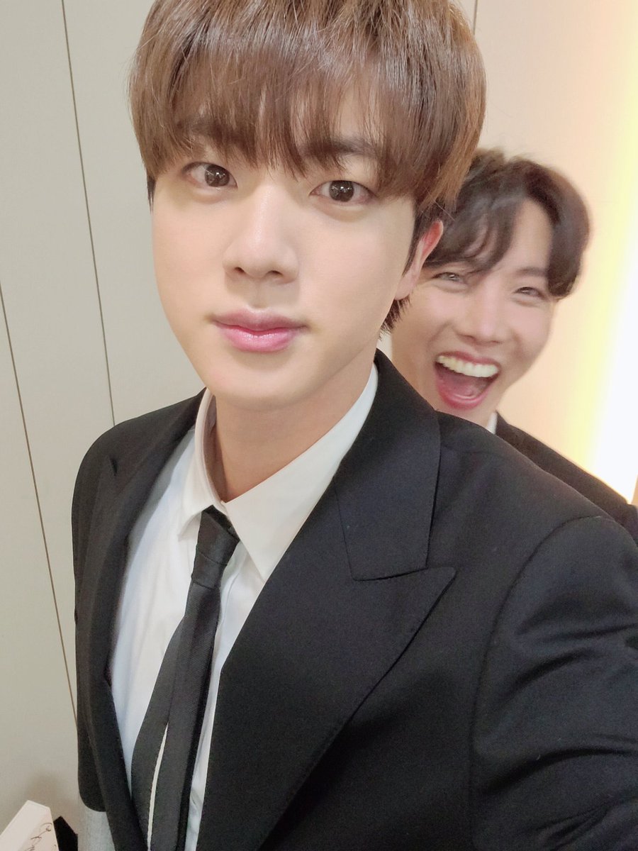prodK0YA's tweet photo. @BTS_twt OH MY GOD AN ECLIPSE https://t.co/rNQ8XRJ4pt