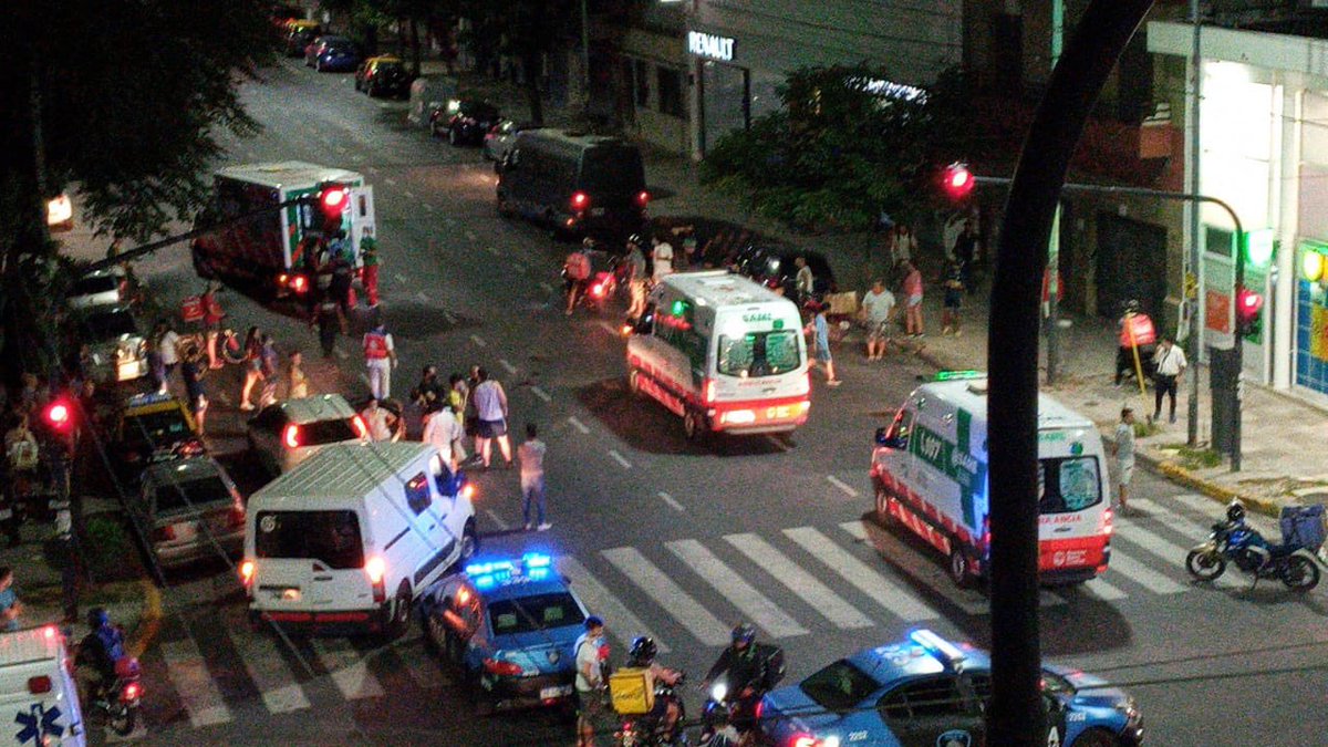 PazMorelQuirno's tweet photo. #Atropellaron a una mamá y a su hijo de 5 años en #Caballito. Ambos fueron trasladados al hospital #Piñero en muy grave estado. El nene falleció. El conductor escapó tras arrollarlos. Las cámaras serán fundamental para dar con el conductor. @CharlieGonza07 https://t.co/O88q74vWwZ