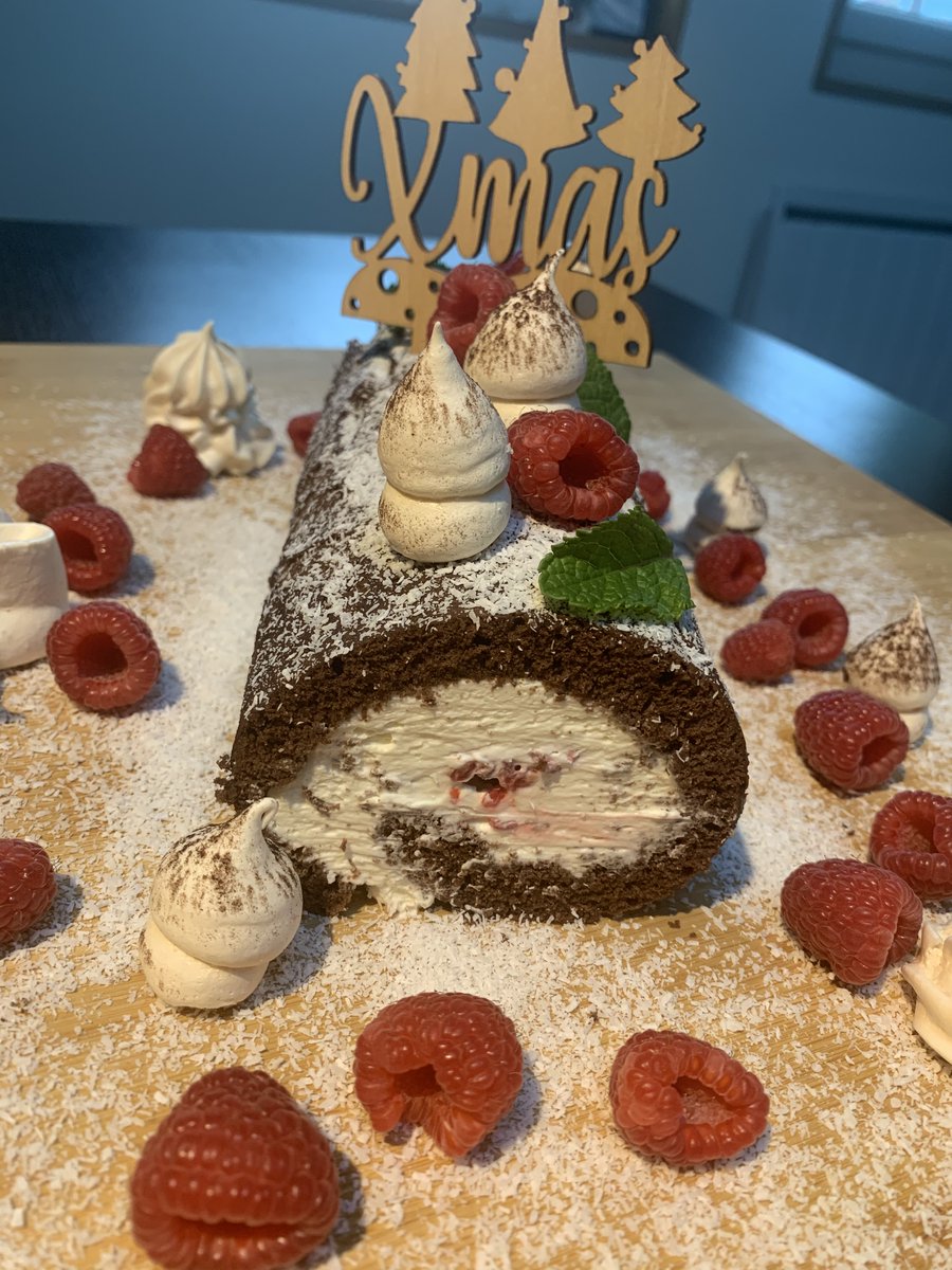 Bourg_en_Bresse's tweet photo. #RecetteDuDimanche - #Bûche de #Noël ! 🎅
👩🍳 Estelle Roche, chef cuisinière et pâtissière à #Ninaco vous propose sa #recette de bûche chocolat chantilly framboise.
😋 Simple mais toujours délicieuse ! https://t.co/TMME4yNJ2H