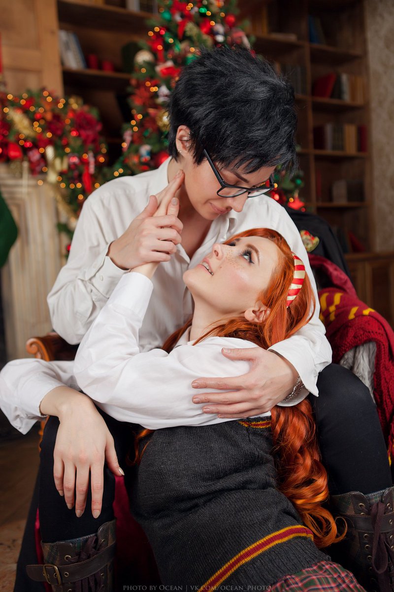 Zoi_Virupaksha's tweet photo. #древниечары и наши с Джимом @seiyaryudzaki волшебные фото от @_DashaOcean_ 
Рождественский Хогвартс, последний курс, и все еще впереди, все еще будет... 
#maradeursera #lilyevans #jamespotter https://t.co/mfJj62RdKd