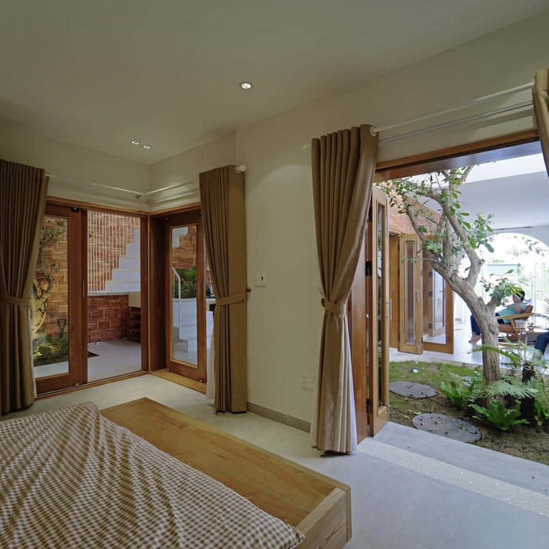 Tojimato's tweet photo. CLOSE TO YOU—
Rumah dua tingkat, tiga kamar tidur, bertema dalam taman sesuai untuk cuaca panas lembab tropika. 
Tidur malam pun nyaman sekali bila dikelilingi pepohon merimbun. https://t.co/Txk9sGPN4v