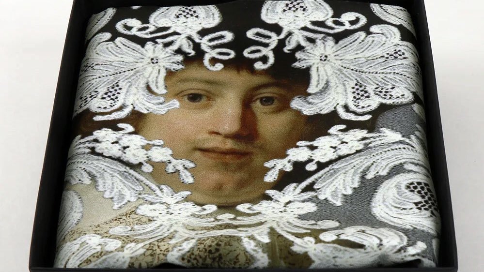 Deze kerst met MAARTEN en OOPJEN in stijl aan je eigen kerstdiner?
2 exemplaren beschikbaar. 
Stuur een mailtje om te reserveren.

Deze shawl met Rembrandt’s beroemde portretten was opdracht van Rijksmuseum Amsterdam.
Gelimiteerde oplage in Nederland digitaal geprint, 100% zijde.
