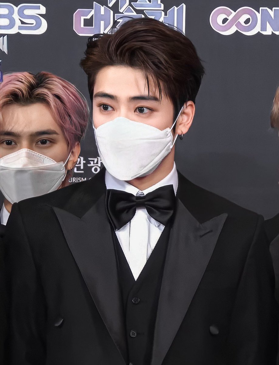 แจฮยอนหล่อมากจนอยากร้องไห้ ทำไมหล่อขนาดนี้อะ ชอบเวลาแจฮยอนทำผมทรงนี้มากเลย ค่ดหล่อ🚰·̫🚰