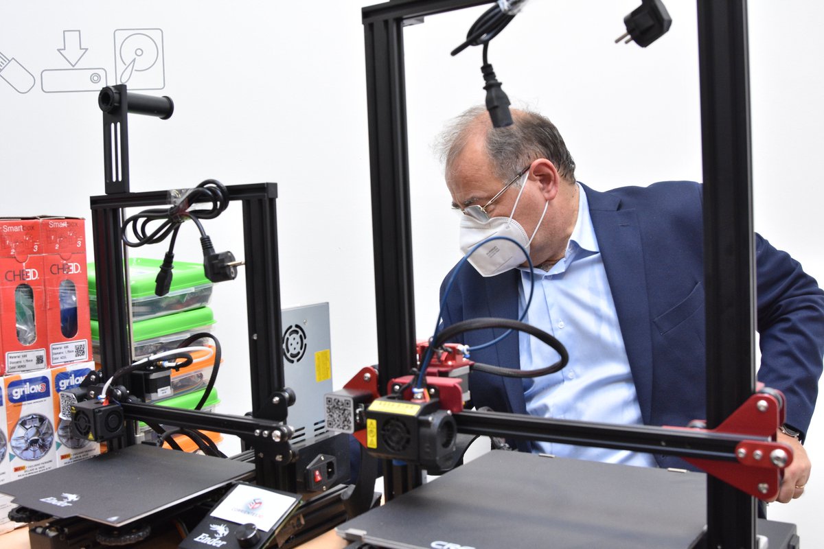 Además de reacondicionar el lugar, incorporamos 10 computadoras y 2 impresoras 3D con la última tecnología, que posibilitarán ampliar nuestra oferta de cursos de formación y brindar mejores herramientas para la inserción laboral 😉