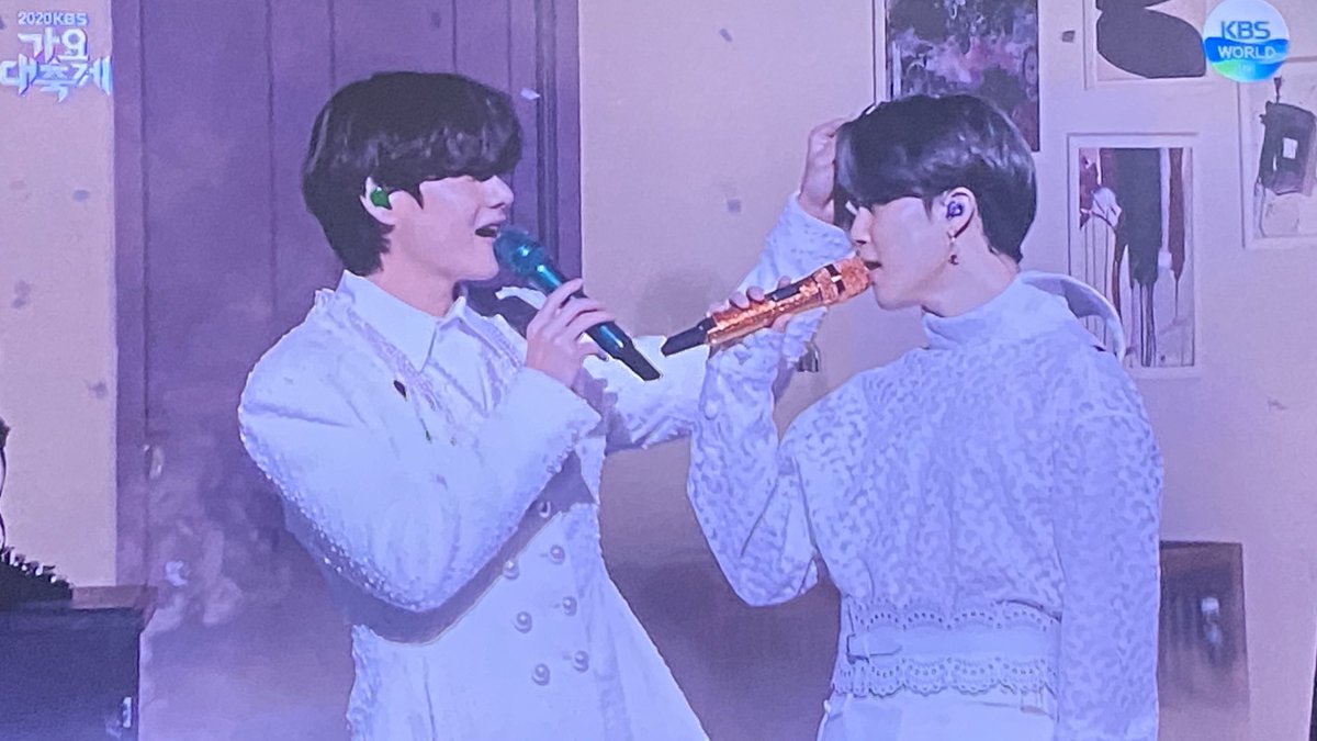 jwahoba's tweet photo. “taehyung was born at the last minute of 1995 so jimin wouldn’t be alone” https://t.co/tKhiChL2kI