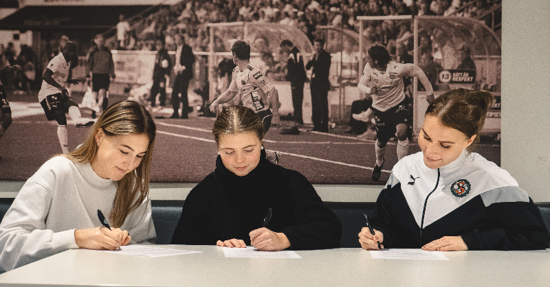 oskfotboll's tweet photo. ÖSK fortsätter sitt arbete med damsatsningen. Som en del ingår det att professionalisera verksamheten genom att skriva avtal med alla spelare. Under veckan har vi gjort klart med flera av de spelare som tillhörde laget under 2020.