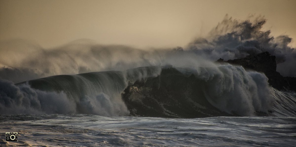 pink_hound's tweet photo. The roar #mosselbay #point https://t.co/mUYejLEdh0 https://t.co/SVnztMN3Fo