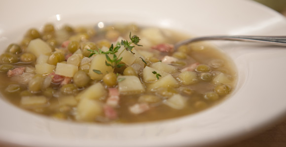 Soup season is upon us! Want to try one of Canada’s traditional and delicious Acadian recipes? Visit the link to make 18th century pea soup: pc.gc.ca/en/culture/gou…