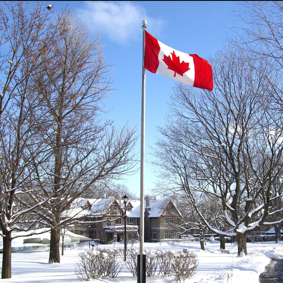 Officiers stagiaires du PSN et du PCEMI, félicitations pour avoir achevé avec succès la première moitié de vos programmes au terme d’une année exigeante et animée. Le <a href="/College_FAC/">Collège des Forces canadiennes</a> vous souhaite un joyeux Noël, un joyeux Hanoukka et vous présente ses meilleurs vœux pour 2021.