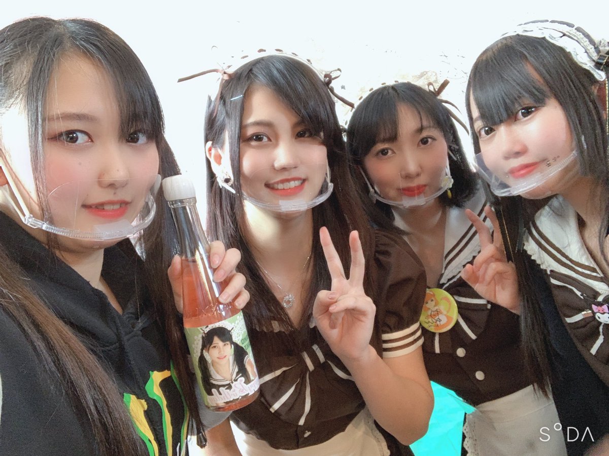 saki_2013's tweet photo. ボス生誕前夜祭、
ありがとうございました🎂
シャンパン.シャンメリーも
沢山ありがとうございました🍾

えみちゃんとしゅうちゃんもプライベートで駆けつけてくれたよ〜🌟
オリシャンもプレゼントもありがとう🥺💘
めちゃくちゃ盛り上がった！！

明日もお待ちしております。 https://t.co/88ZQe1M3Eh