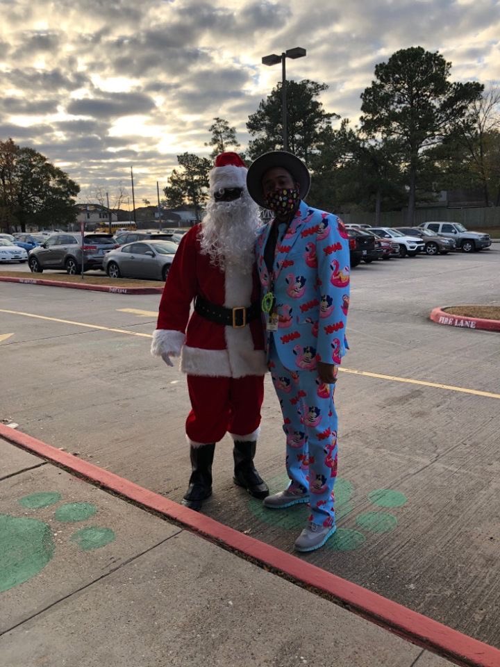 Stringing in the New Year on our last school day of 2020!  <a href="/HumbleISD_WPE/">Whispering Pines</a>   We’ve got spirit, how bout you?