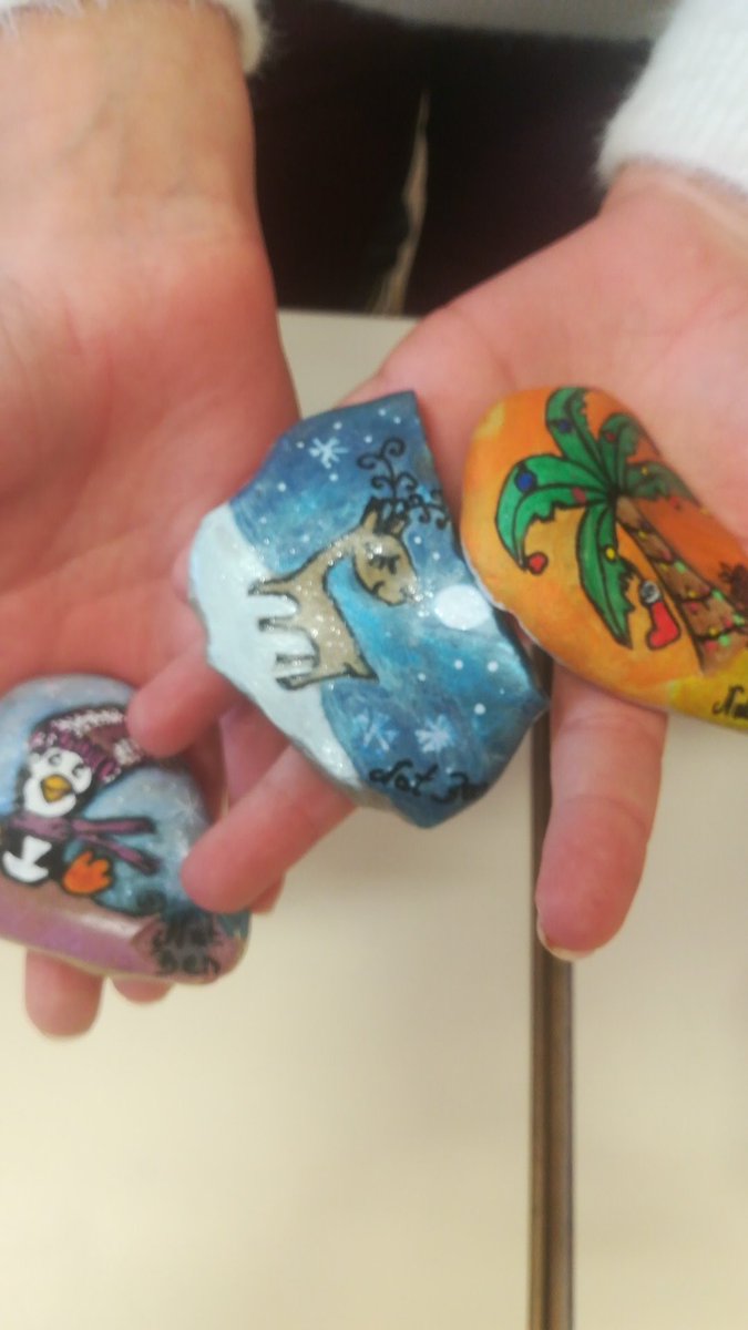 s_epine's tweet photo. #PetitsReporters Dans l'école, nous avons fait comme une chasse aux trésors où il fallait trouver des cailloux peints. Eé https://t.co/DkvBXbFGEJ