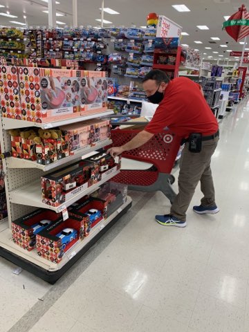 Love this company and all that they do for our communities! #T1505 #worksomewhereyoulove #R300 #D362 #G395 #targetadoptafamily <a href="/kristi_mac/">Kristi Darling</a> <a href="/MeghanMccants/">Meghan McCants</a> <a href="/TheTedd6/">Tedd Schonsheck</a> <a href="/DeFeagins/">De'Andra Feagins</a>