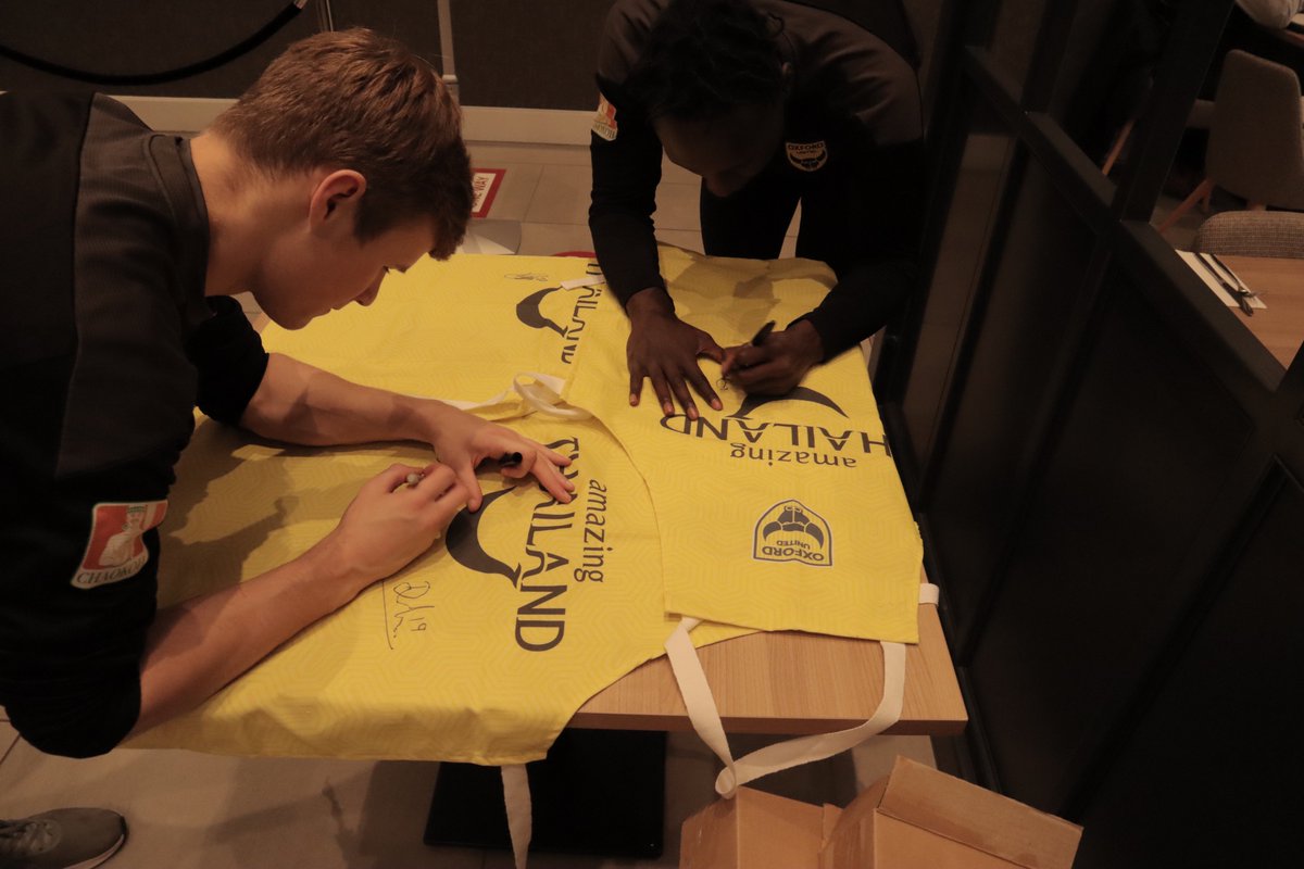 Here are the lads signing the aprons, reply with #PadThaiParty to be within a chance of winning one  🙌

#OUFC