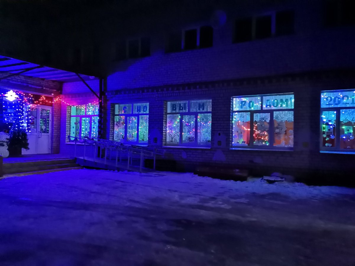 Украшение школы к Новому году не оставляет никого равнодушными. Елка встречает нас у входа. 🌲Мир  волшебства и красоты создает особую атмосферу любви. С наступающим!!!! 🐂🌲🎆